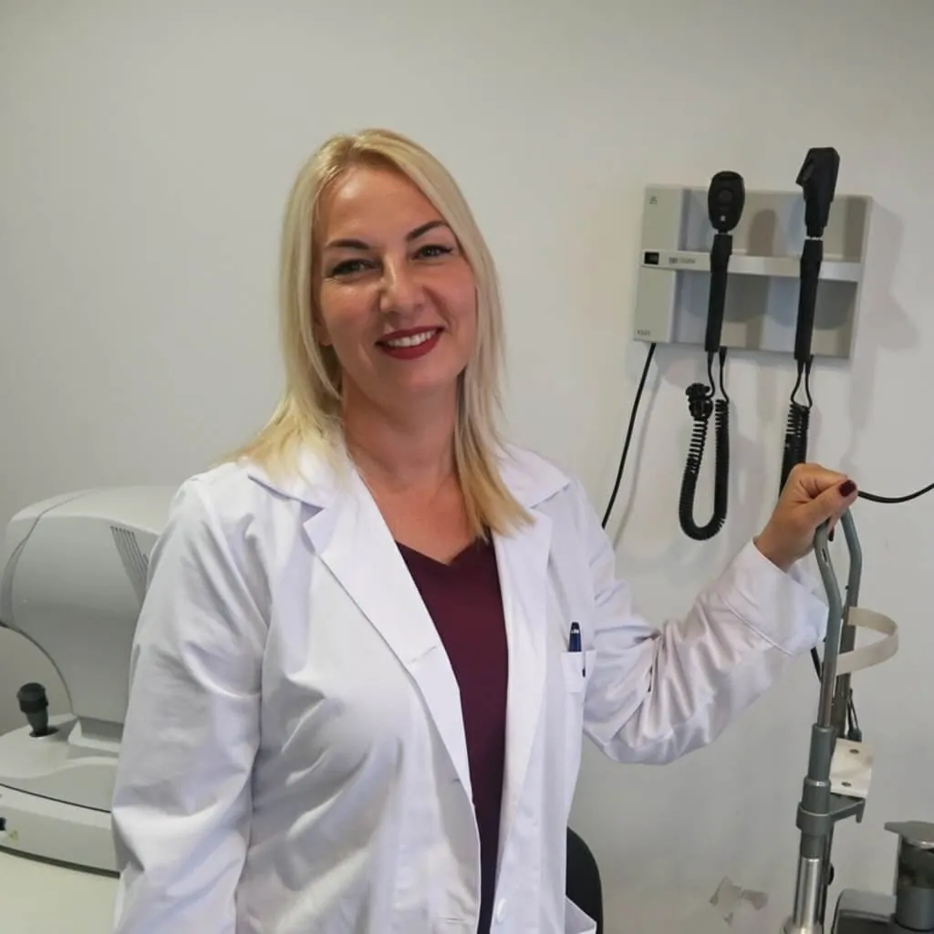 Dr Korina POPESKOU dans son cabinet d'ophtalmologie à Chelles
